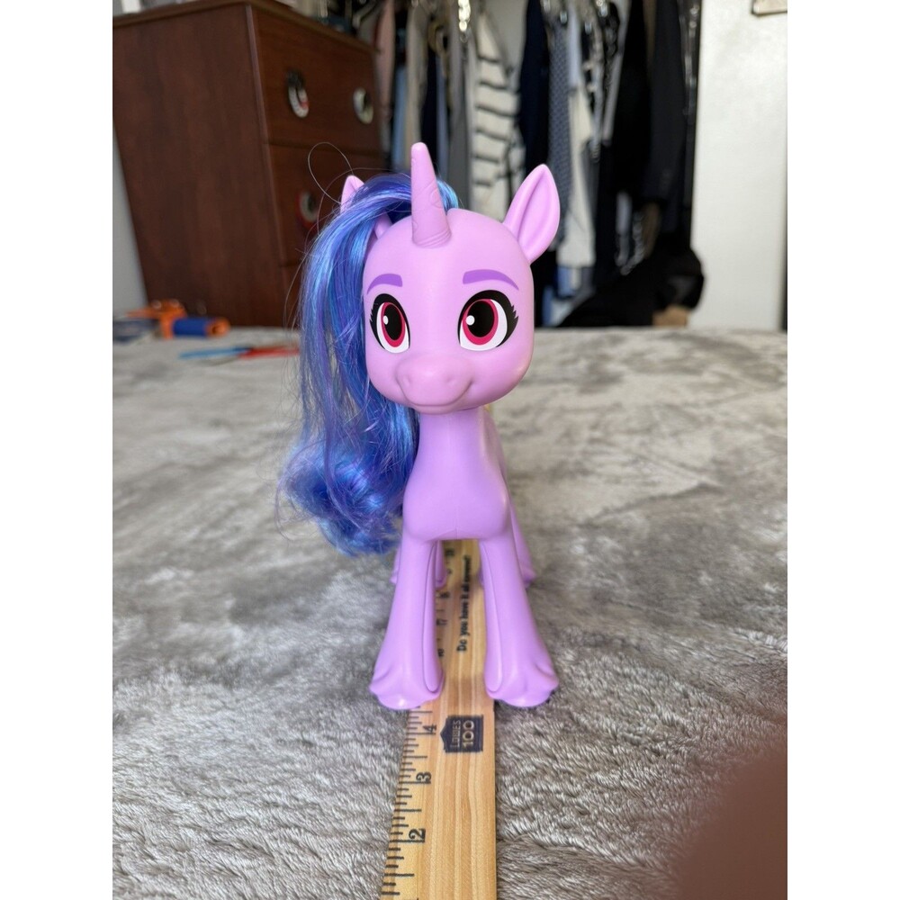 Hasbro - My Little Pony - 2020 Izzy Moonbow 8" Purple Toy Pony Figure F1777